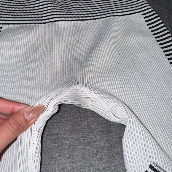 Forever 21- SEAMLESS RIBBED KNIT LEGGINGS-WHITE & BLACK STRIPE SIZE S/M - Picture 5 of 8